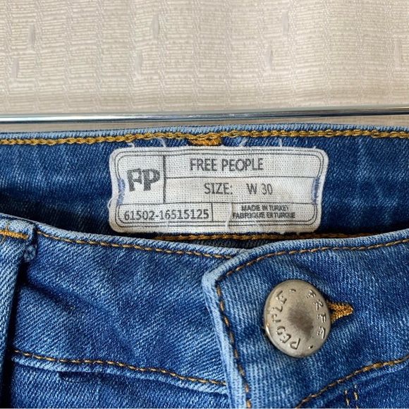 Free People Frayed Hem Medium Wash Crop Jeans Size 30 Boho 61502-16515125 Comfy - Picture 7 of 9